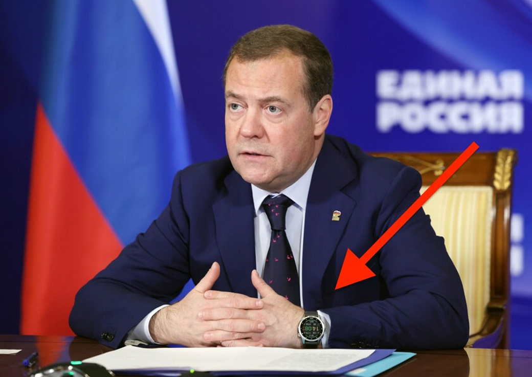 У Дмитрия Медведева заметили часы с отслеживанием стресса