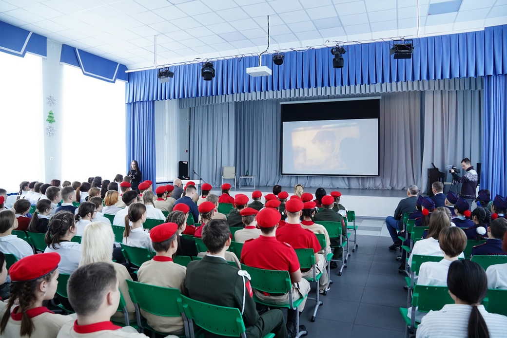 Сергей Цивилев провел открытый урок «Разговоры о важном» для юргинских школьников