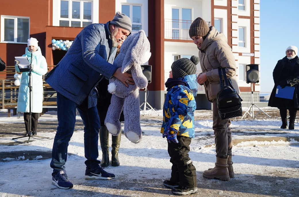 Сергей Цивилев вручил ключи от новых квартир 35 юргинским семьям