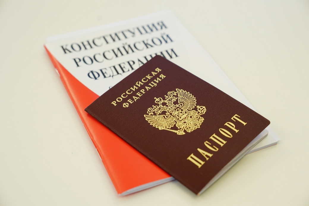Первые паспорта юным кузбассовцам в День Конституции РФ вручил Сергей Цивилев