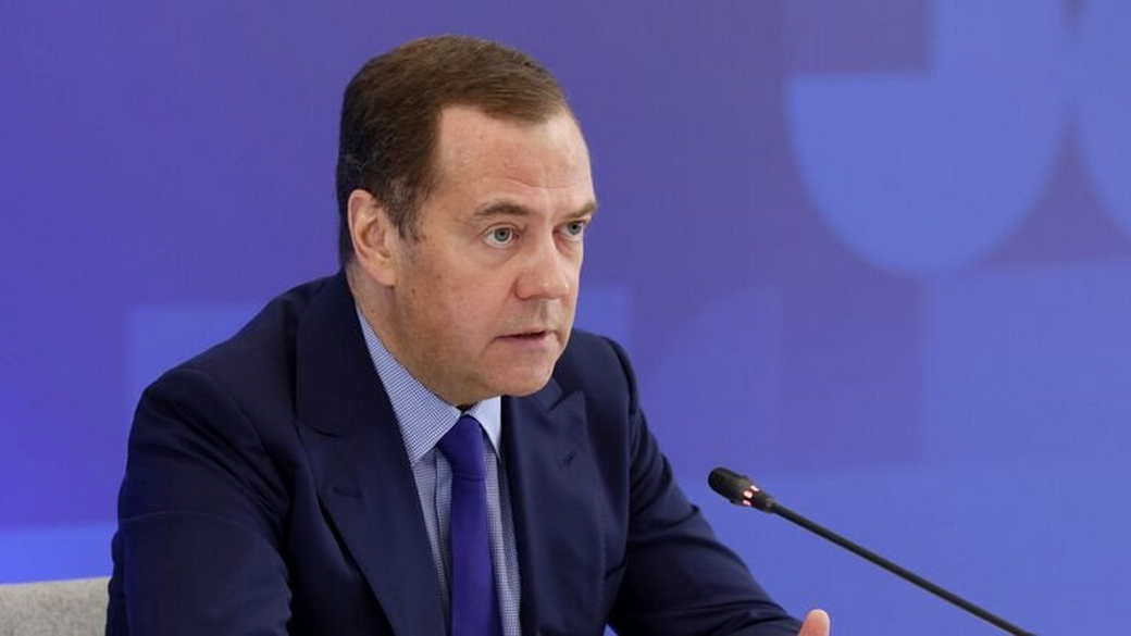 Медведев призвал сплотиться вокруг Путина для победы над врагами