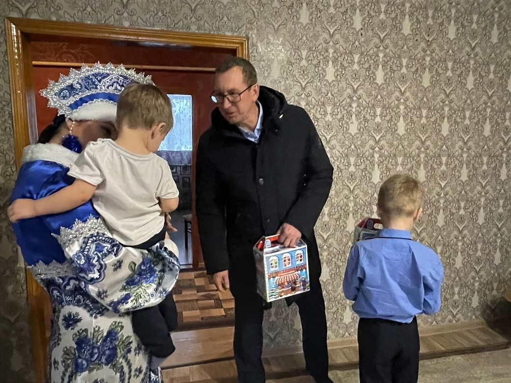 В КуZбассе семьям мобилизованных вручают новогодние подарки