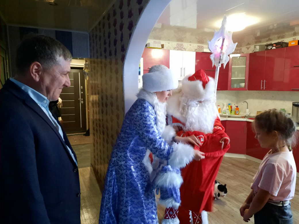 В КуZбассе семьям мобилизованных вручают новогодние подарки