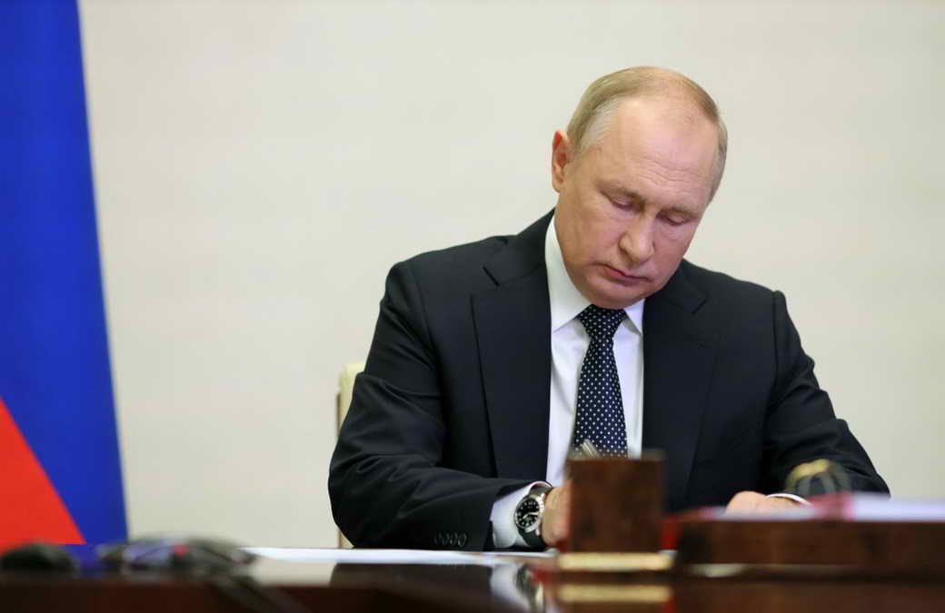 Путин разрешил недружественным странам платить в валюте за долги за газ