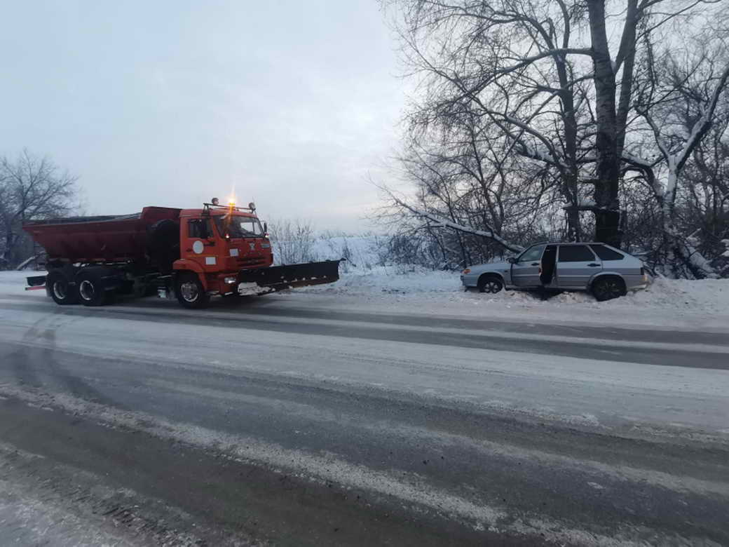В Ленинске-Кузнецком Кемеровской области полицейские оказали помощь водителю съехавшего в кювет автомобиля