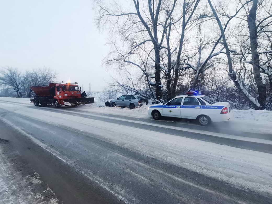 В Ленинске-Кузнецком Кемеровской области полицейские оказали помощь водителю съехавшего в кювет автомобиля