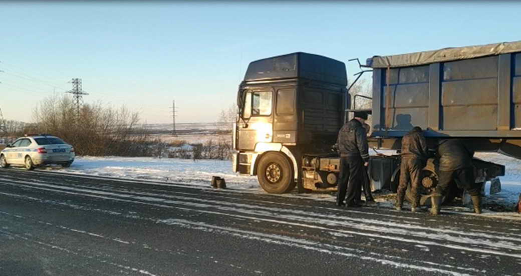 Сотрудники госавтоинспекции Кузбасса оказывают помощь водителям, попавшим в сложную ситуацию на дорогах