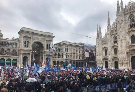 В Милане митингующие потребовали перестать вооружать Украину В Милане митингующие потребовали перестать вооружать Украину