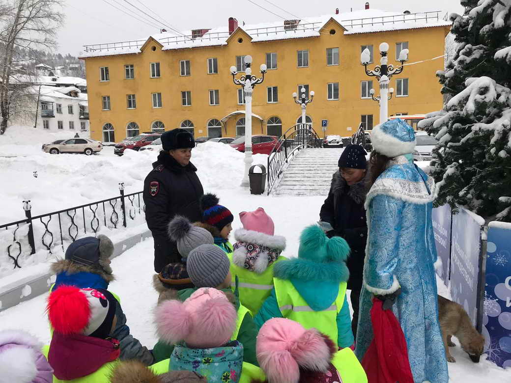 Таштаголе сотрудники Госавтоинспекции, педагоги и дошкольники провели акцию "Снежный патруль"