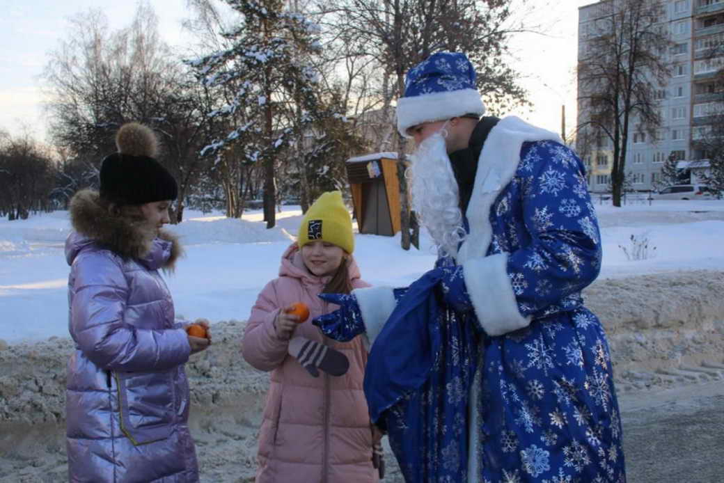 Кемеровские полицейские и общественники поздравили автомобилистов с Новым годом