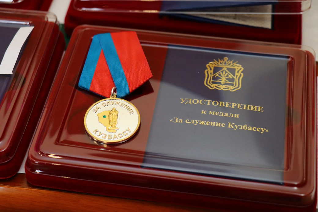 Сергей Цивилев наградил медиков КуZбасса, которые работали в Горловке и в мобилизационных пунктах