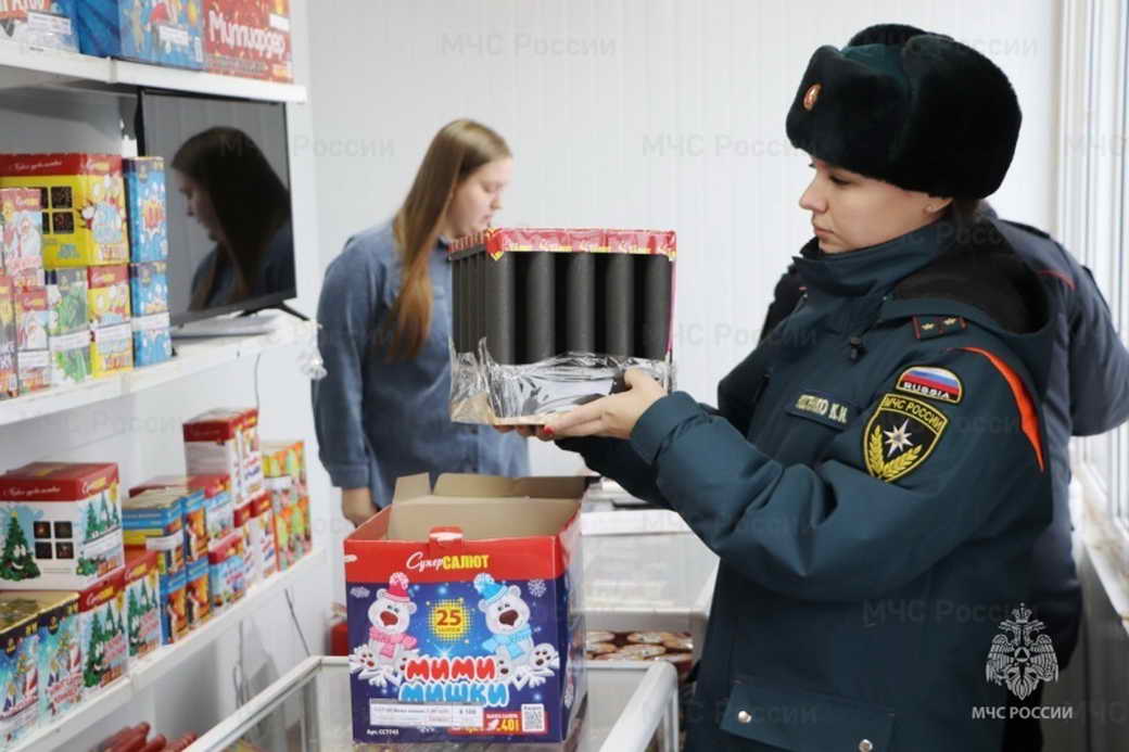 КуZбасс: Сотрудники МЧС призывают кузбассовцев соблюдать правила безопасности при использовании пиротехники