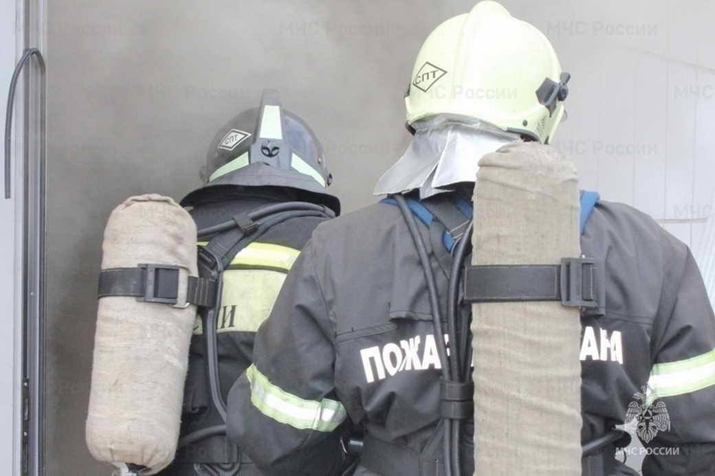 В Киселёвске сотрудники МЧС России спасли семь человек на пожаре в многоквартирном доме