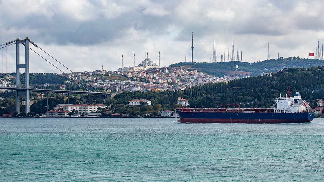 Босфор закрыт из-за севшего на мель судна с Украины
