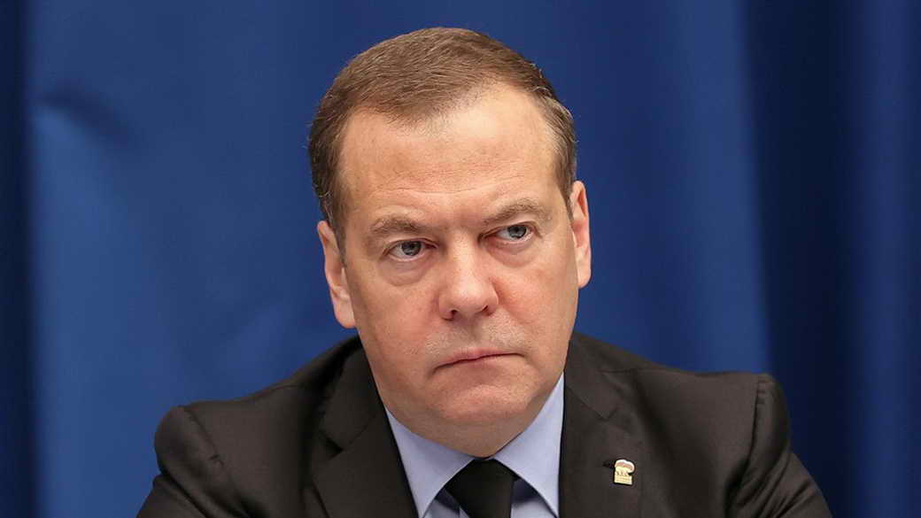 Медведев назвал позором обсуждение поставок танков Украине на форуме в Давосе
