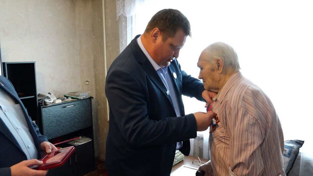 «С глубоким уважением»: ветеранам КуZбасса вручили медаль Масалова