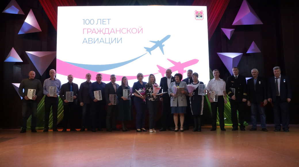 Сергей Цивилев поздравил сотрудников гражданской авиации КуZбасса с профессиональным праздником