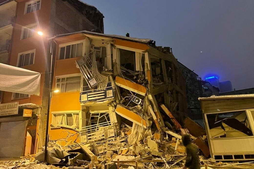 Гнев небес: Учёный объяснил природу удивительных вспышек перед землетрясениями в Турции