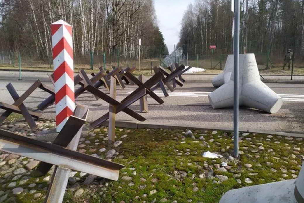 В Польше начали устанавливать противотанковые ежи на границе с Россией