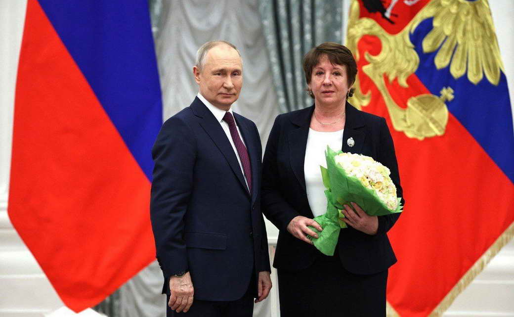 Президент России Владимир Путин вручил государственную награду жительнице Кузбасса