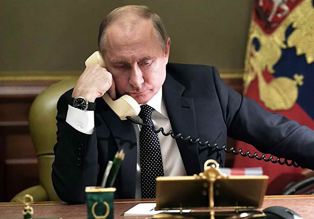 Журналисты заметили странный телефон на рабочем столе у Путина