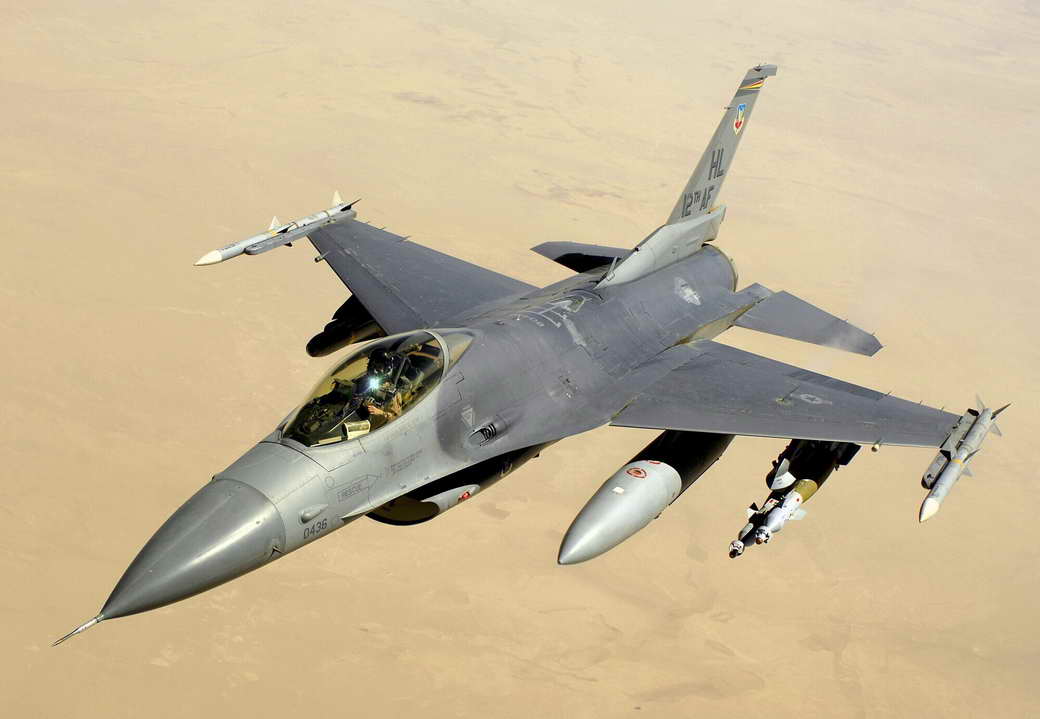 Угроза с воздуха: могут ли американские F-16 воевать против российских Су-35 и Су-57