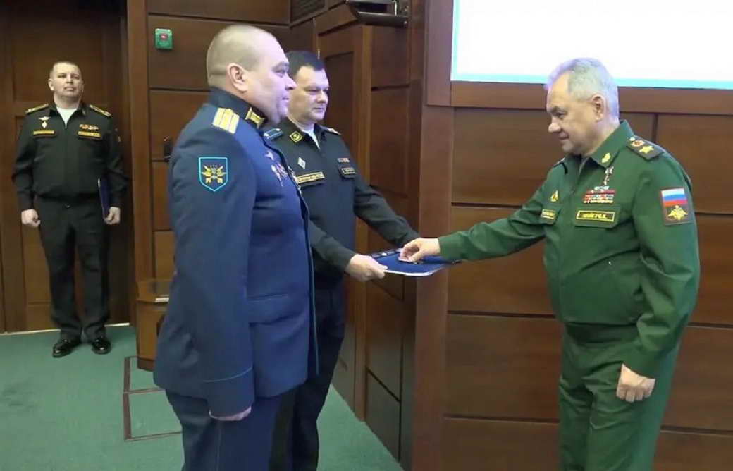Шойгу наградил орденами Мужества летчиков Су-27, перехвативших беспилотник США