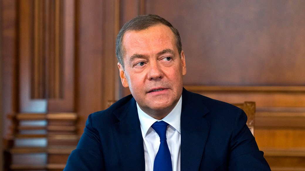 Медведев назвал британских чиновников законной военной целью для России