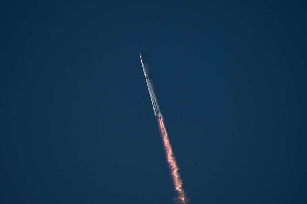 Первый пуск сверхтяжелой ракеты SpaceX завершился взрывом