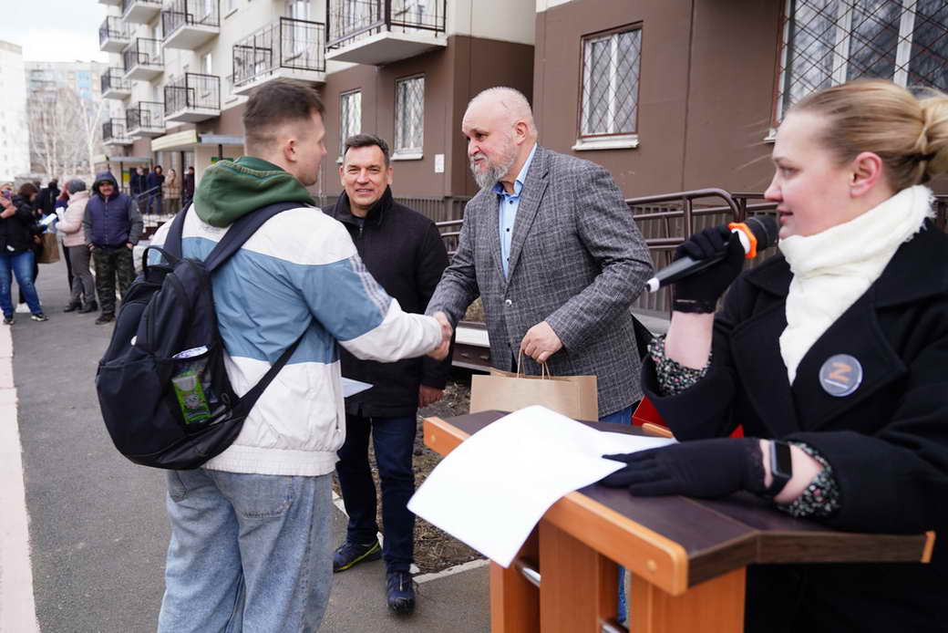 Сергей Цивилев вручил ключи от квартир детям-сиротам в Новокузнецке