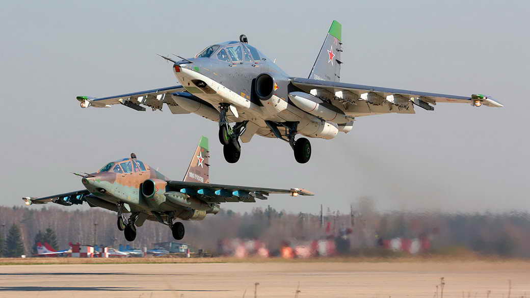 Штурмовики Су-25 уничтожили замаскированные позиции и технику ВСУ