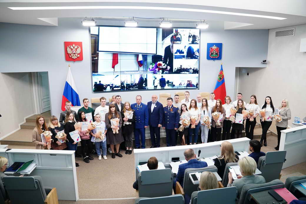 По поручению Сергея Цивилева 300 жилищных сертификатов выдали в КуZбассе детям-сиротам