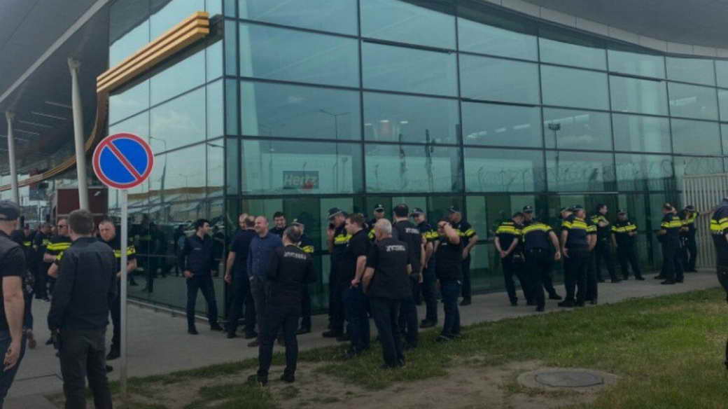 Оппозиционеры попытались прорвать полицейский кордон в аэропорту Тбилиси