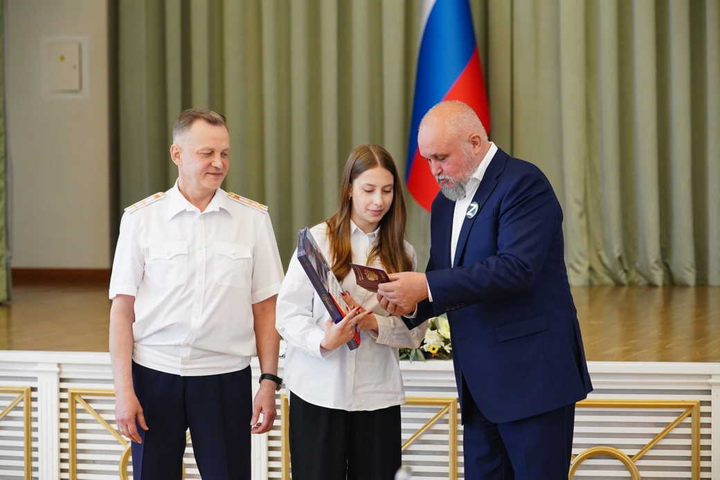 В День защиты детей Сергей Цивилев вручил паспорта юным кузбассовцам