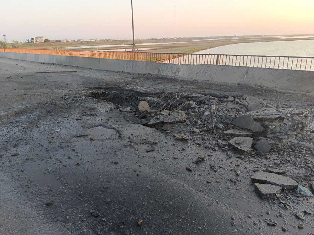 Чонгарский мост между Херсонской областью и Крымом поврежден при обстрелах