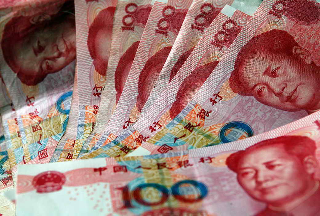 Китайские госбанки начали продавать валюту для спасения юаня