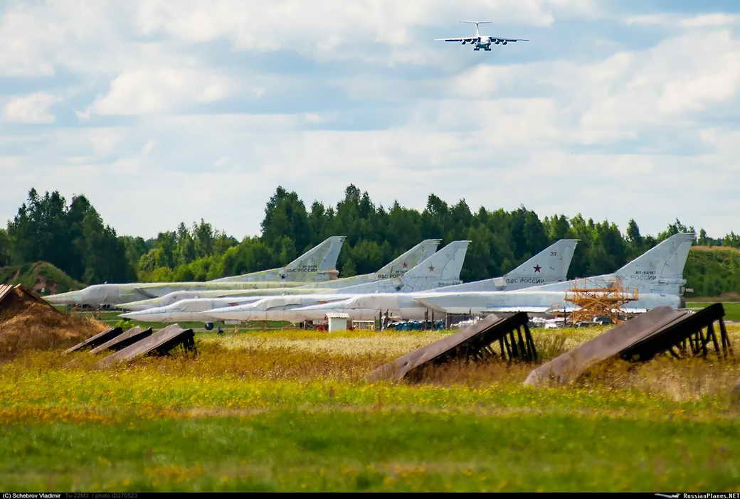 Военный аэродром в Новгородской области атакован беспилотником, поврежден один самолет