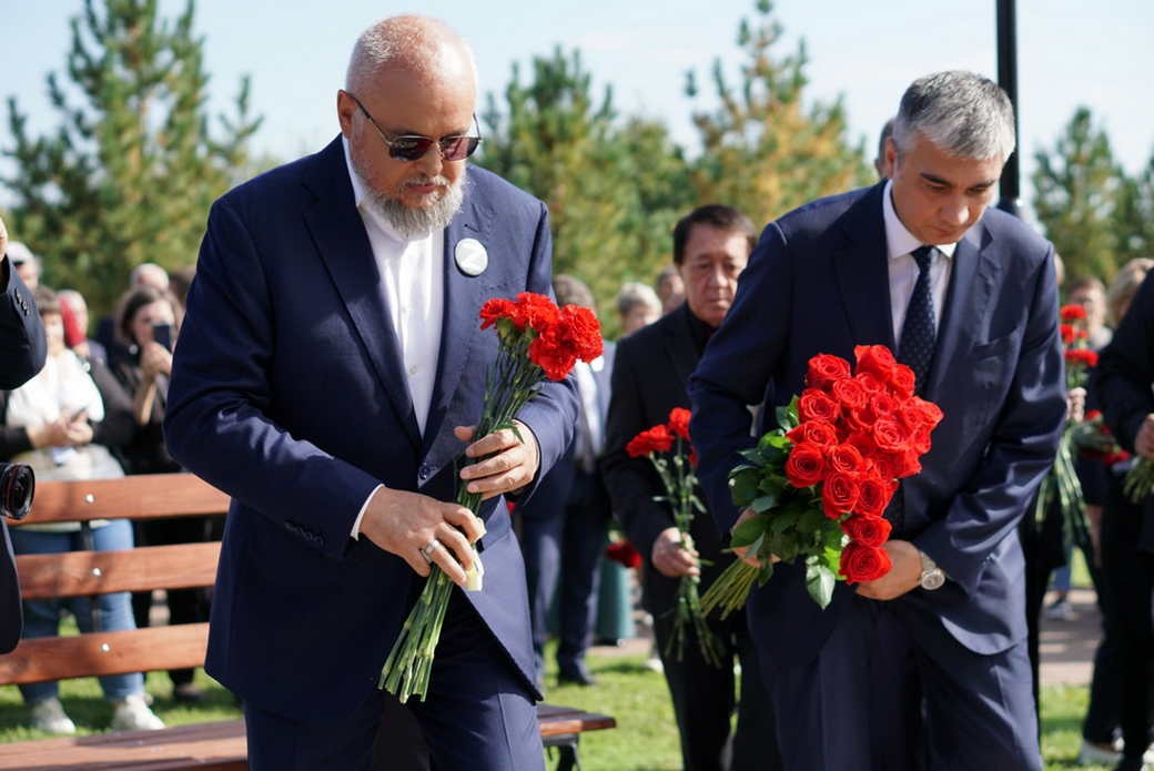 В КуZбассе открыт первый в России памятник «Пушкину Востока» В КуZбассе открыт первый в России памятник «Пушкину Востока»