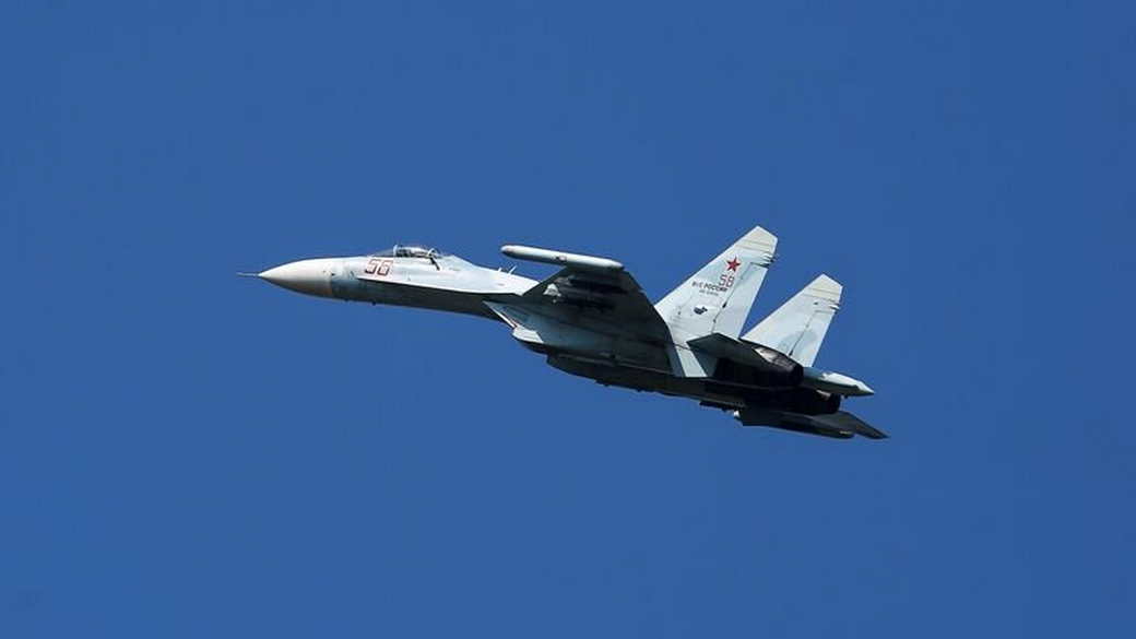 Российский истребитель Су-27 сопроводил два бомбардировщика США над Балтикой