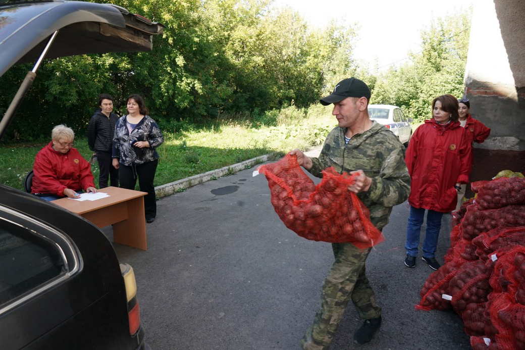 По поручению Сергея Цивилева 10 тысяч кузбассовцев получили бесплатно овощные наборы По поручению Сергея Цивилева 10 тысяч кузбассовцев получили бесплатно овощные наборы