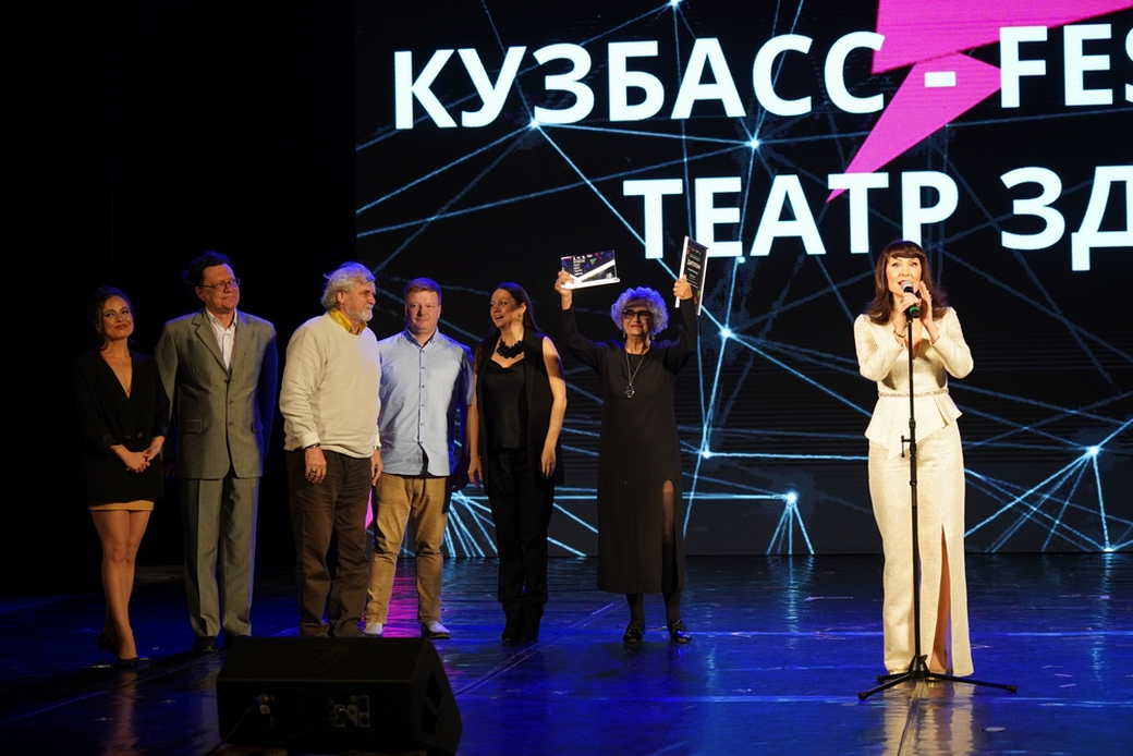 В КуZбассе наградили лучших театральных деятелей Сибири В КуZбассе наградили лучших театральных деятелей Сибири