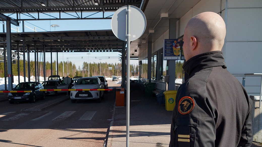Военные и пограничники Финляндии возводят заграждения на КПП «Вартиус» у границы РФ