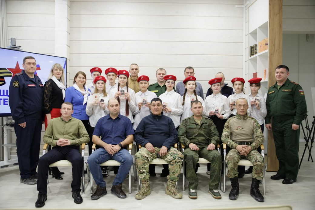 В КуZбассе участникам СВО вручили удостоверения ветеранов боевых действий В КуZбассе участникам СВО вручили удостоверения ветеранов боевых действий