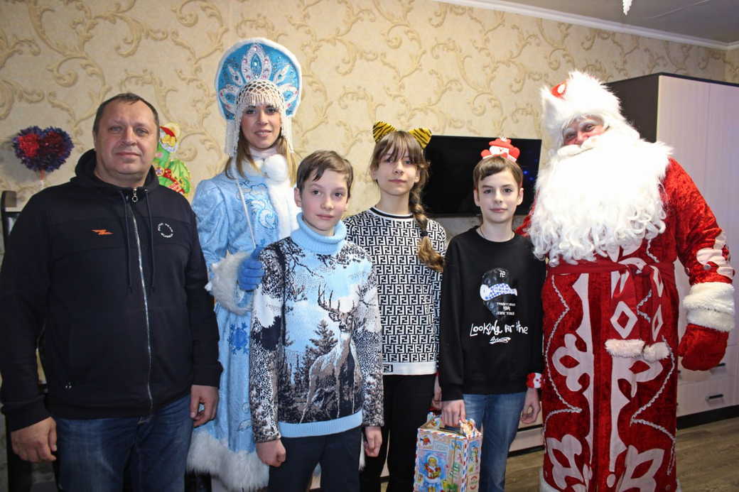 Детям Горловки вручают новогодние подарки от кузбассовцев