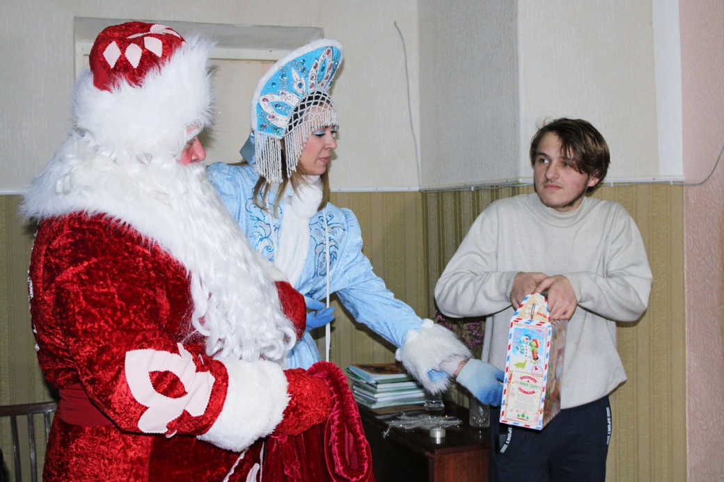 Детям Горловки вручают новогодние подарки от кузбассовцев
