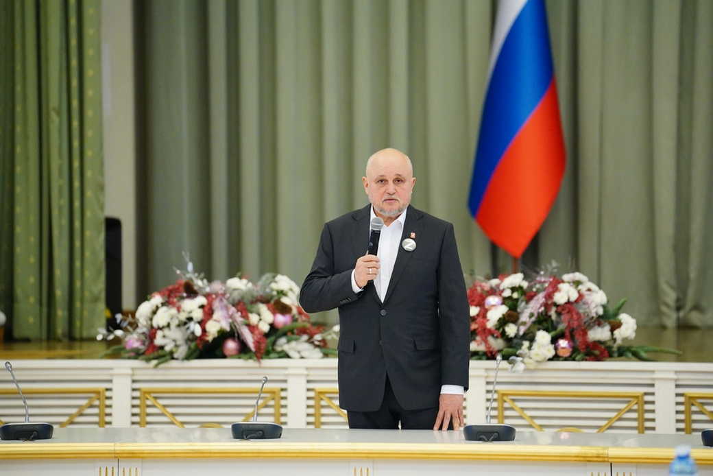 Сергей Цивилев вручил медали активным кузбассовцам с ограниченными возможностями Сергей Цивилев вручил медали активным кузбассовцам с ограниченными возможностями