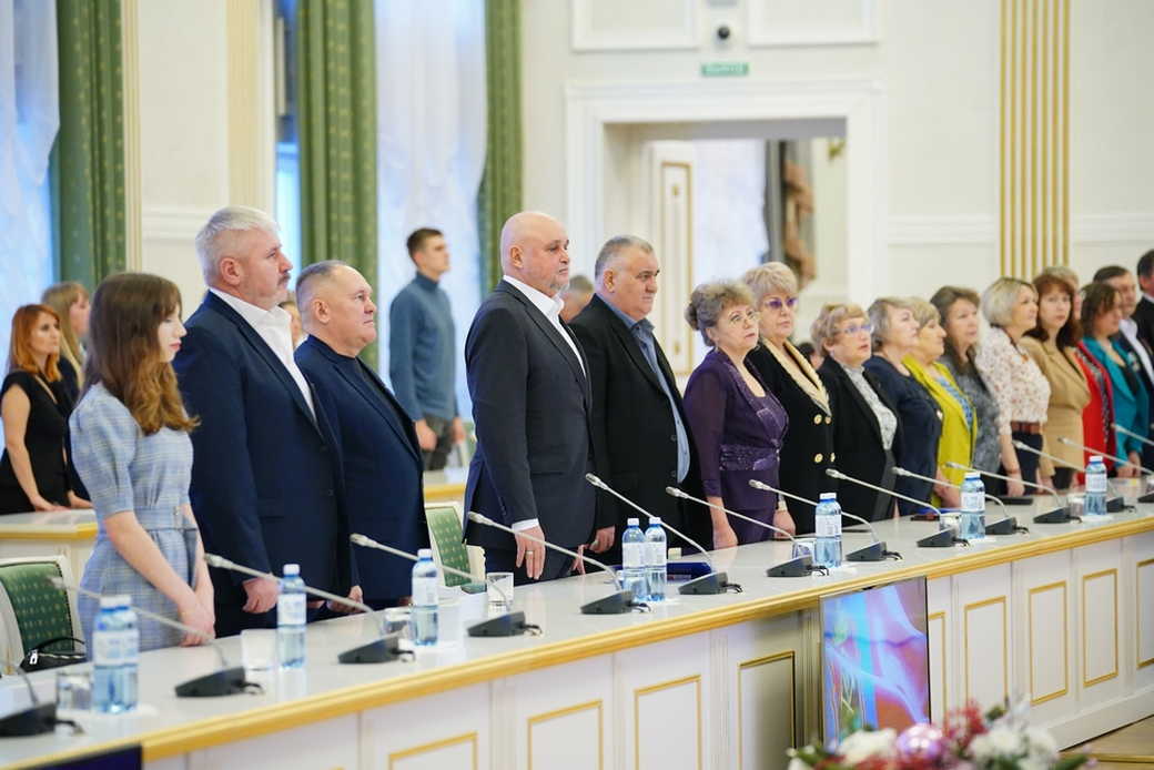 Сергей Цивилев вручил медали активным кузбассовцам с ограниченными возможностями Сергей Цивилев вручил медали активным кузбассовцам с ограниченными возможностями