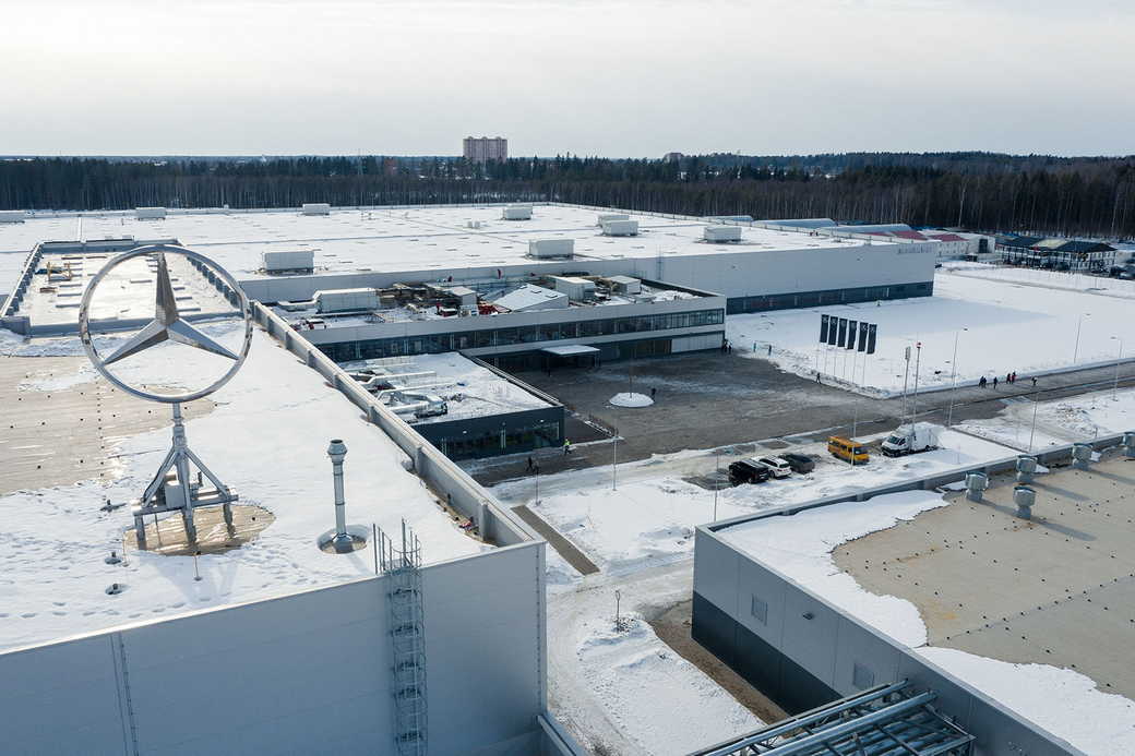 Завод Mercedes в России стали использовать как склад для машин из Китая