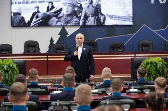Сергей Цивилев провел в прямом эфире урок «Разговоры о важном» Сергей Цивилев провел в прямом эфире урок «Разговоры о важном»