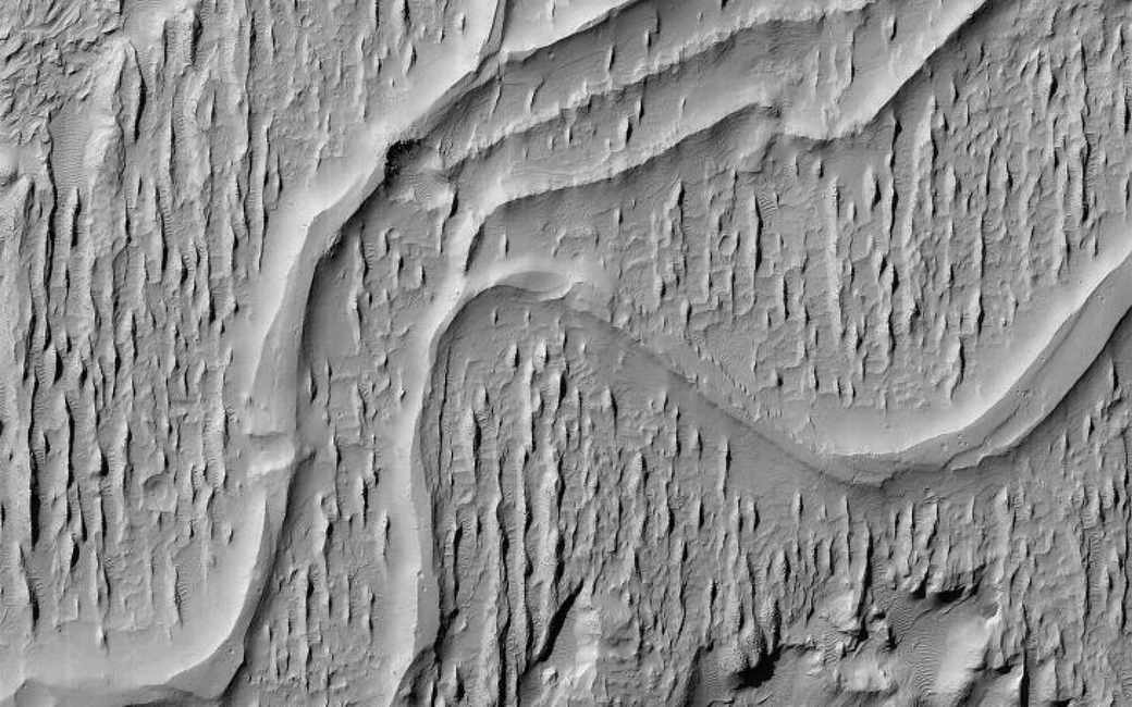 На Марсе заметили странные полосы: что это
